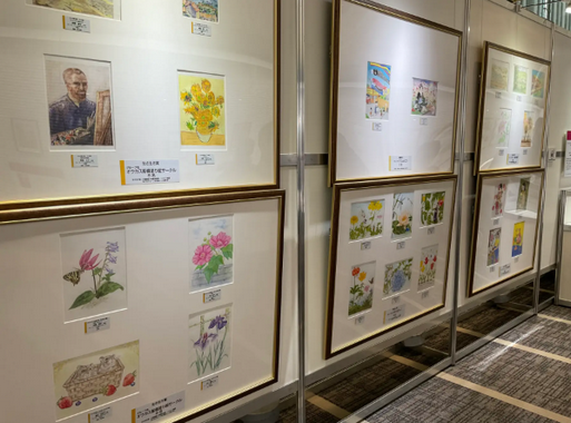 大人の塗り絵コンテスト関西展の様子。受賞・入選作品が展示されている。